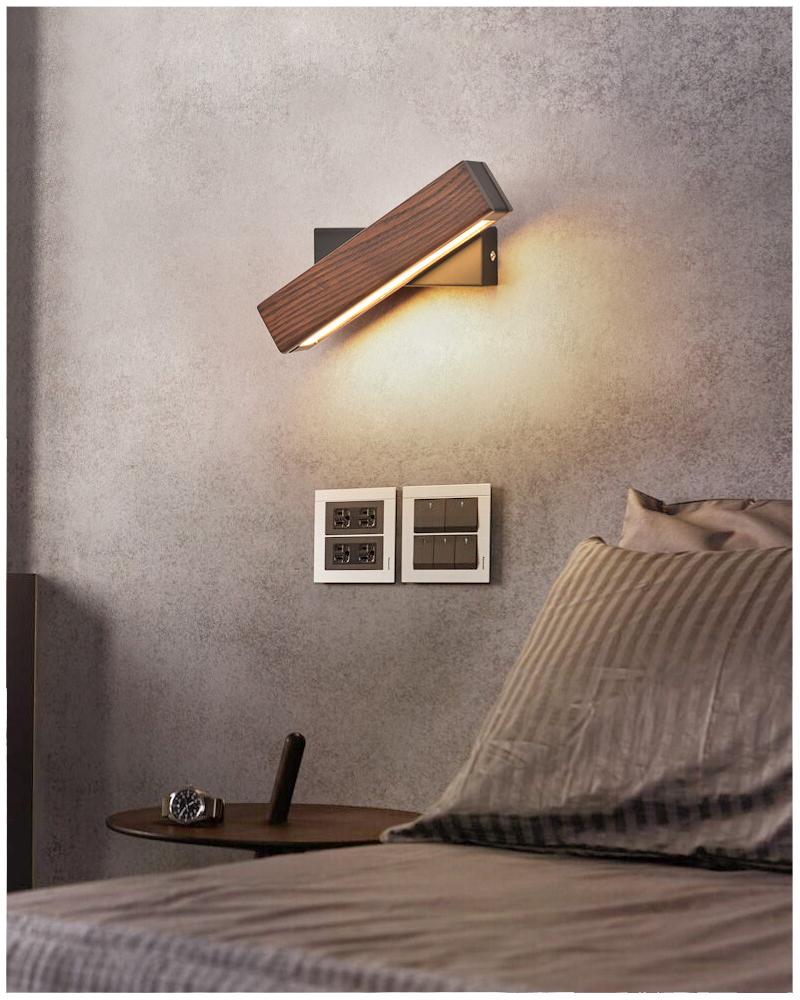 Obrotowa drewniano-metalowa lampa ścienna z regulacją kąta