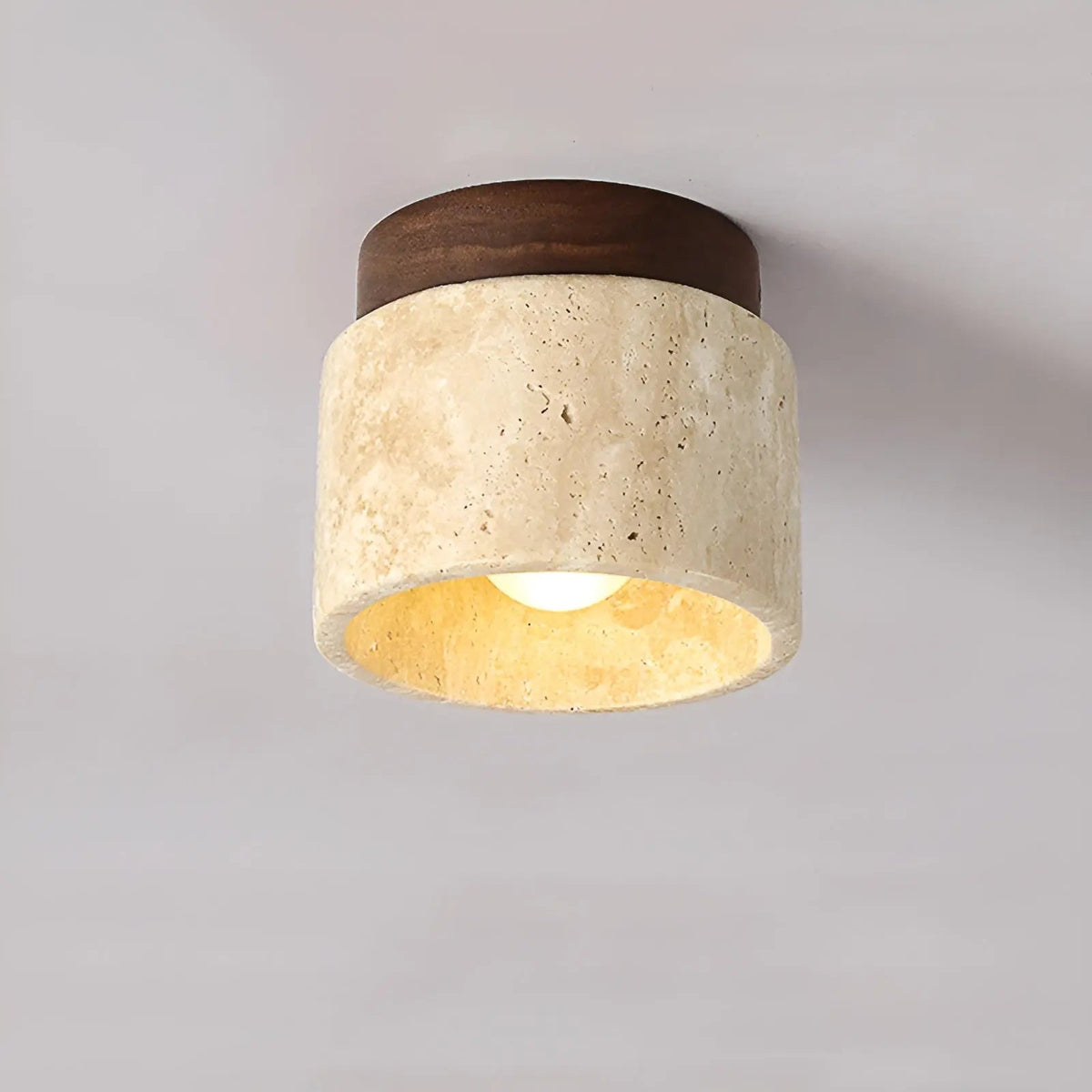 Rustykalna sufitowa lampa z trawertynu i drewna w stylu wabi-sabi