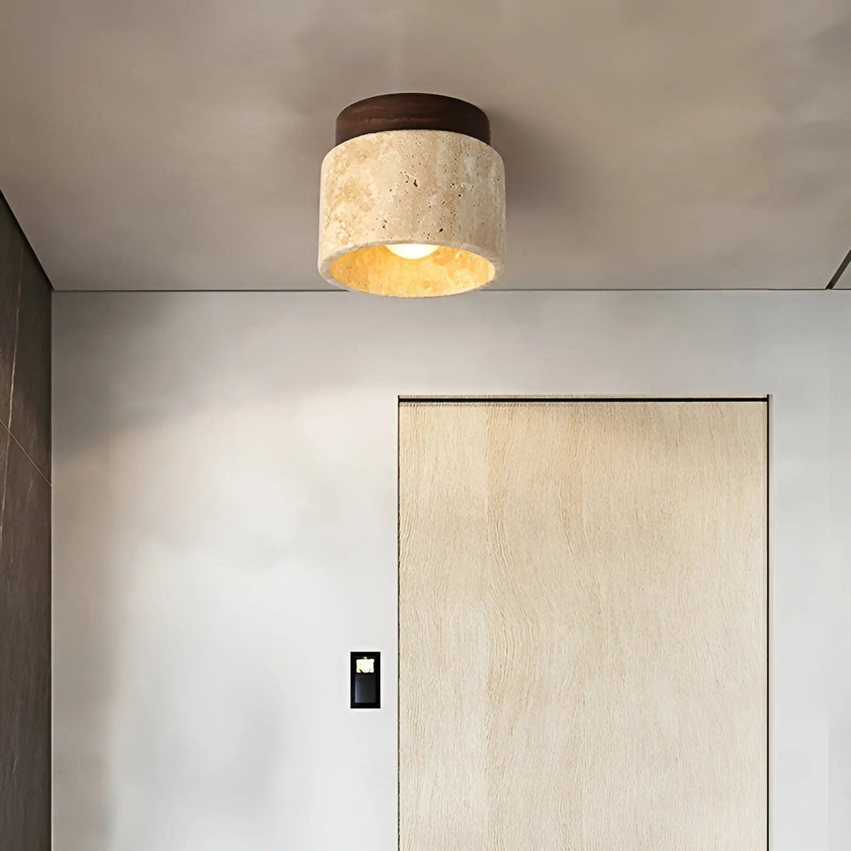 Rustykalna sufitowa lampa z trawertynu i drewna w stylu wabi-sabi