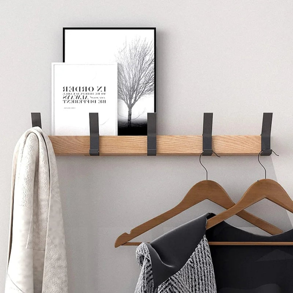 Skandynawski minimalistyczny drewniany wieszak ścienny z przesuwanymi haczykami