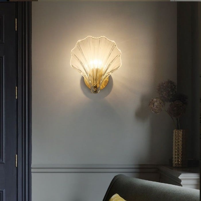 Rzeźbiarska lampa ścienna ze żebrowanym szklanym kloszem w kształcie muszli, w stylu art déco