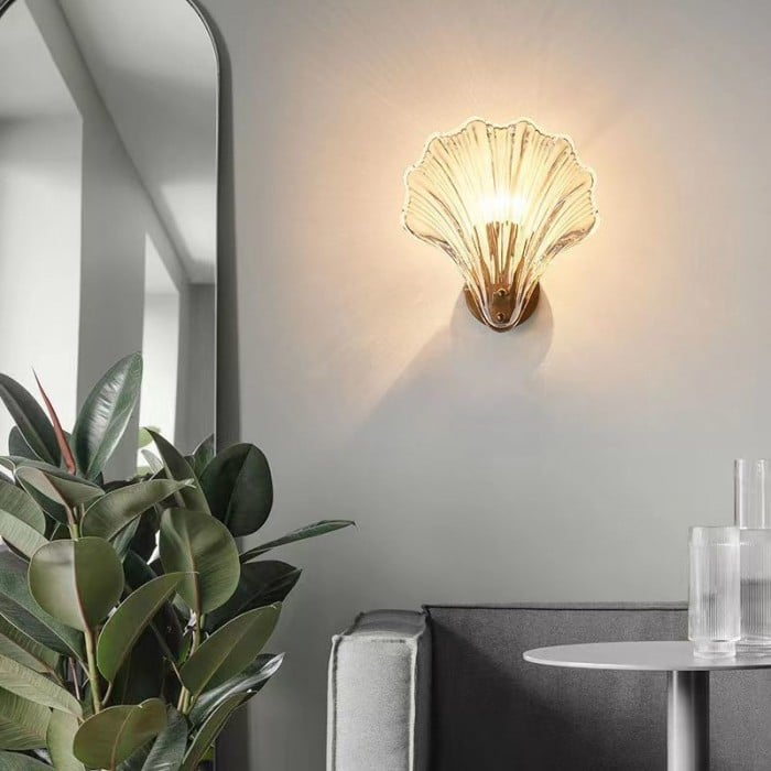 Rzeźbiarska lampa ścienna ze żebrowanym szklanym kloszem w kształcie muszli, w stylu art déco