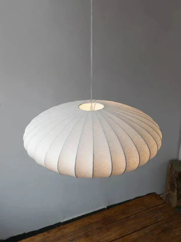 Luksusowa lampa wisząca z jedwabnym abażurem i kryształową koroną