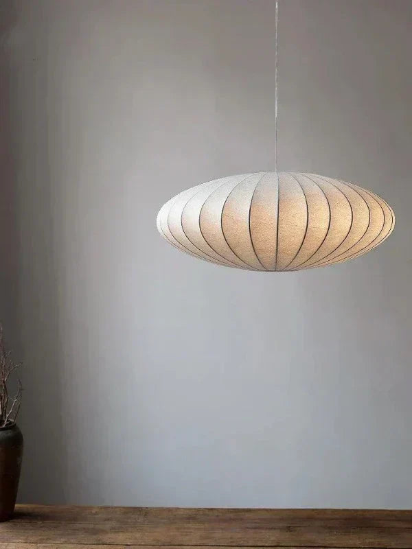 Luksusowa lampa wisząca z jedwabnym abażurem i kryształową koroną