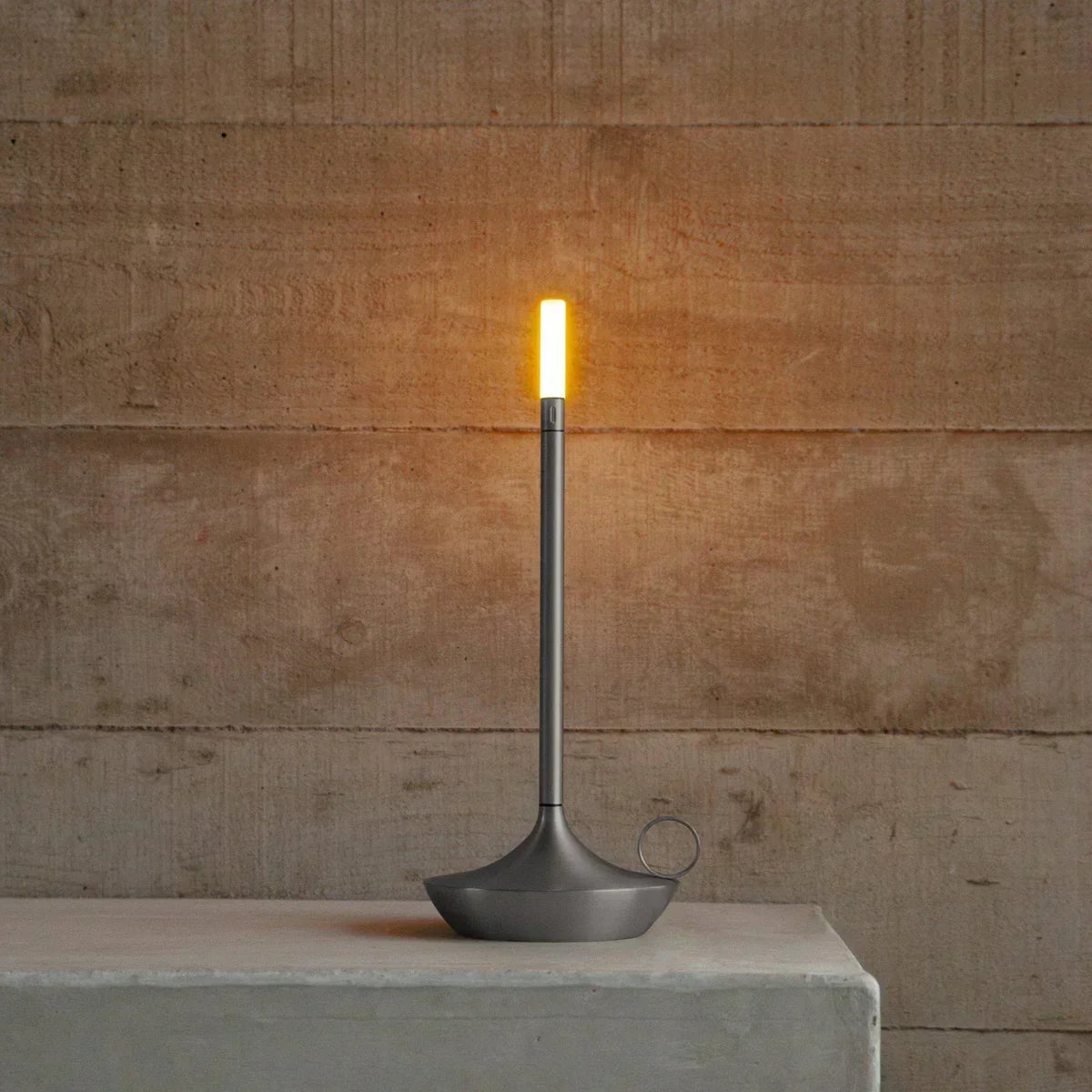 Elegancka ładowalna aluminiowa lampa stołowa w kształcie świecy z funkcją ściemniania