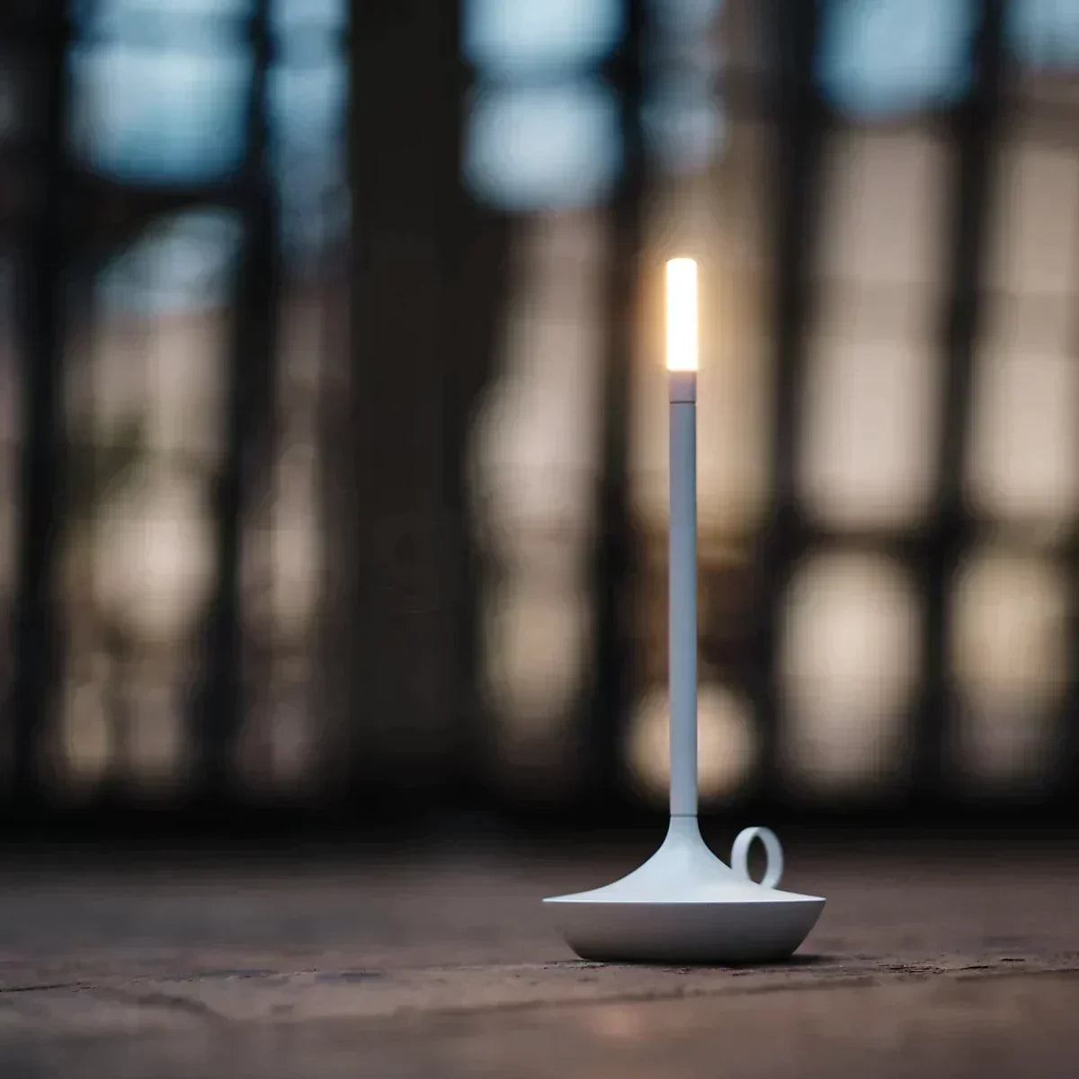 Elegancka ładowalna aluminiowa lampa stołowa w kształcie świecy z funkcją ściemniania