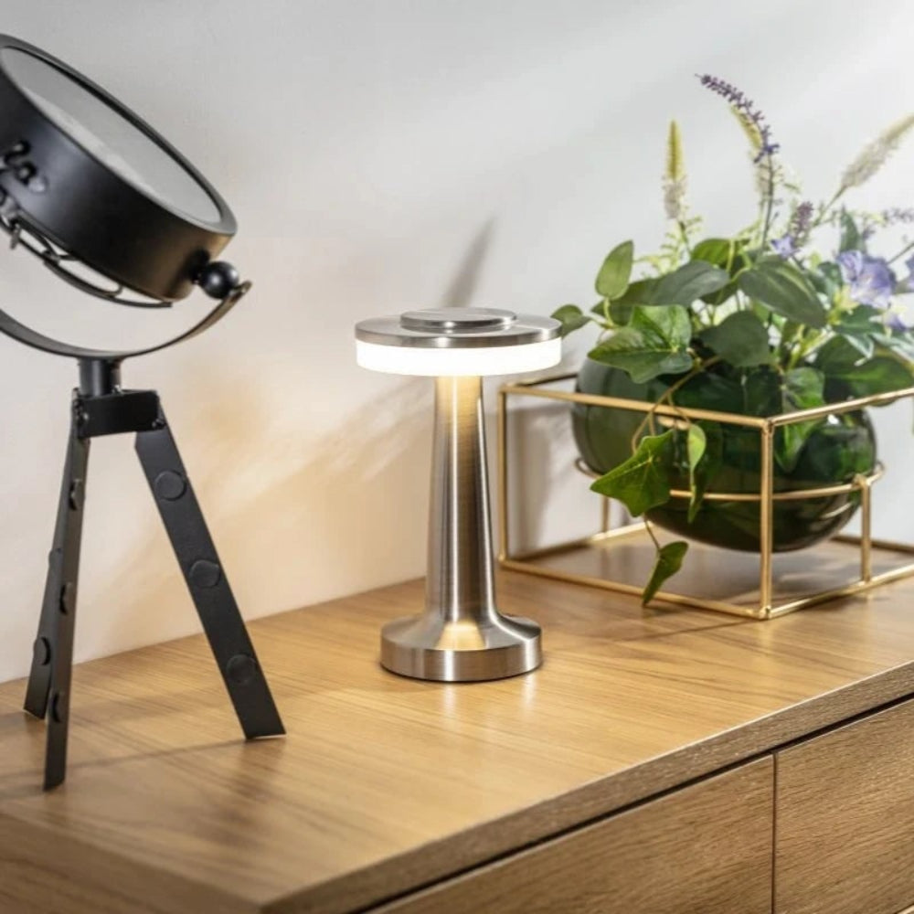 Elegancka przenośna metalowa bezprzewodowa lampka stołowa z regulacją jasności i akumulatorem
