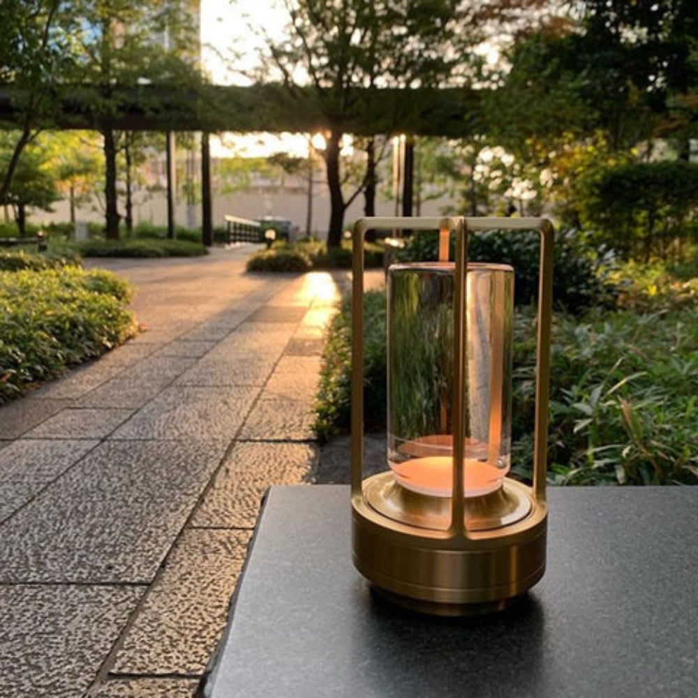 Minimalistyczna metalowa lampa stołowa do wnętrz i na zewnątrz, bezprzewodowa i ładowana