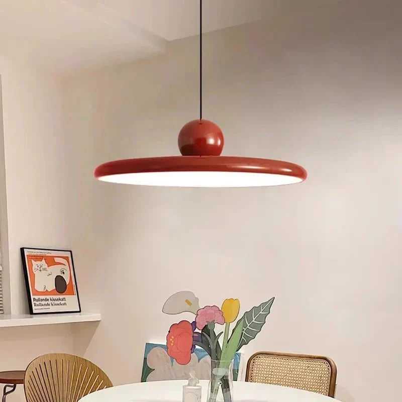 Metalowa lampa wisząca ze szklanym kloszem w kształcie talerza, w stylu Bauhaus