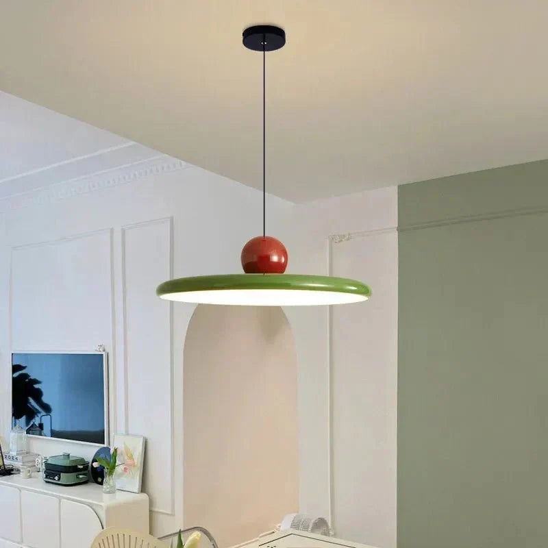 Metalowa lampa wisząca ze szklanym kloszem w kształcie talerza, w stylu Bauhaus