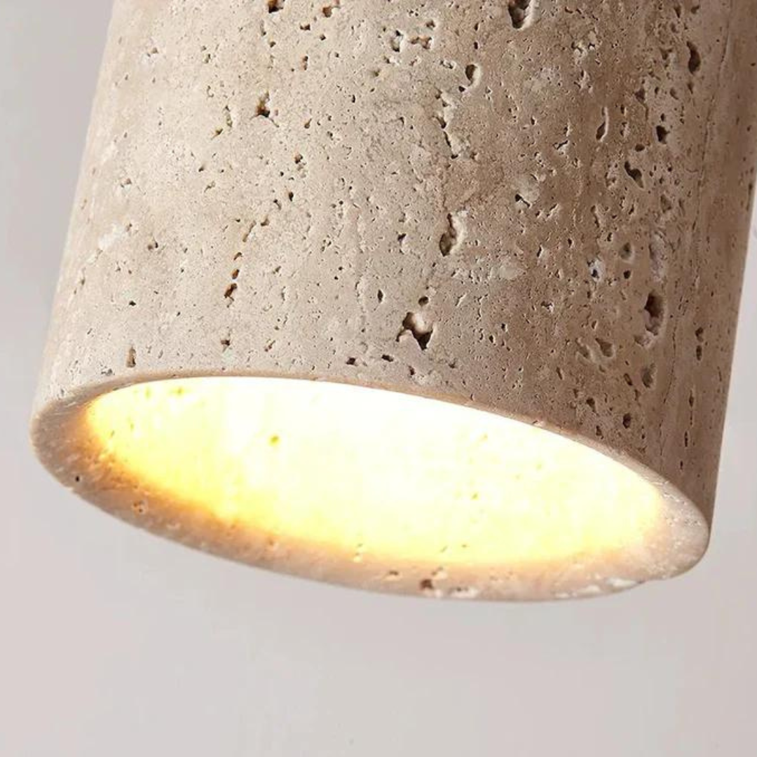 Okrągła sufitowa lampa z trawertynu w stylu wabi-sabi