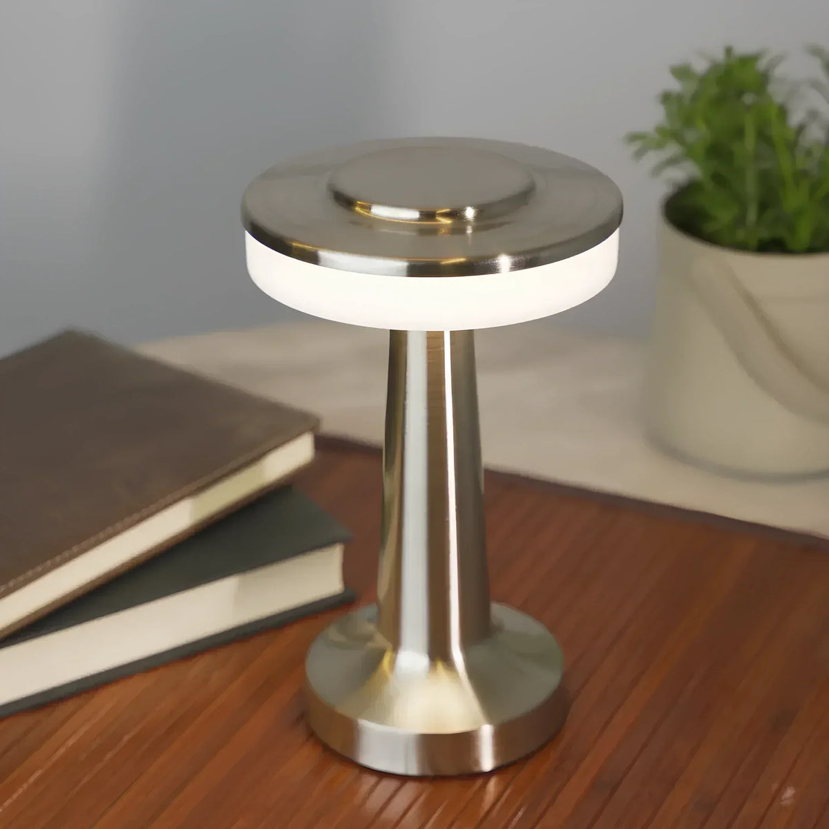 Retro metalowa bezprzewodowa ładowalna lampa stołowa z funkcją ściemniania i nastrojowym światłem