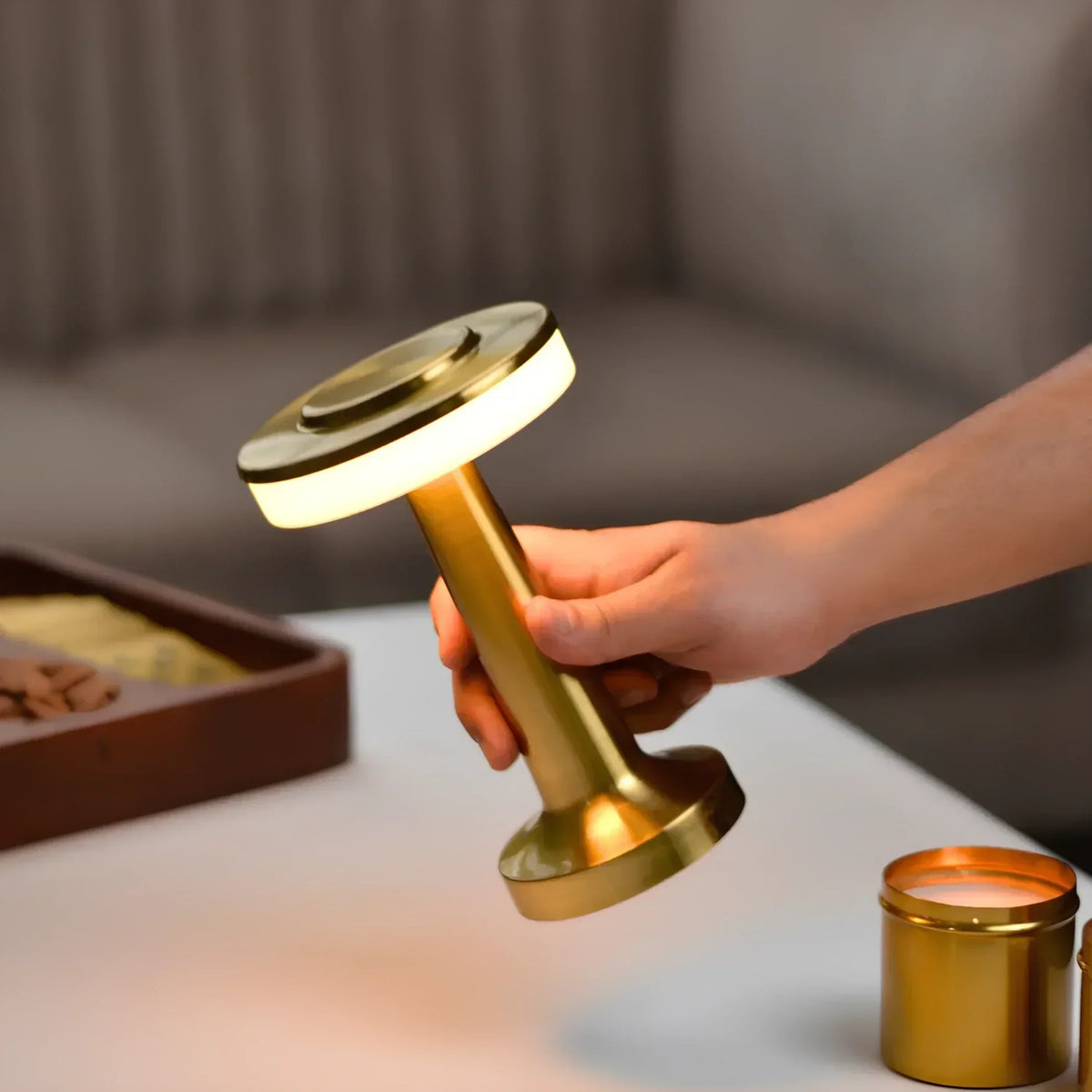 Retro metalowa bezprzewodowa ładowalna lampa stołowa z funkcją ściemniania i nastrojowym światłem