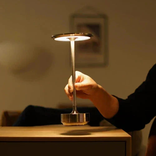 Elegancka bezprzewodowa metalowa przenośna lampa stołowa z funkcją ściemniania i ładowaniem