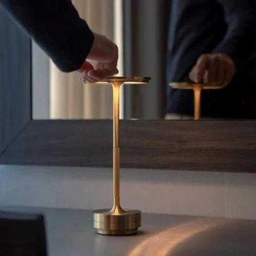Elegancka bezprzewodowa metalowa przenośna lampa stołowa z funkcją ściemniania i ładowaniem