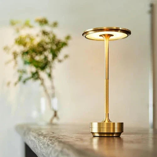 Elegancka bezprzewodowa metalowa przenośna lampa stołowa z funkcją ściemniania i ładowaniem