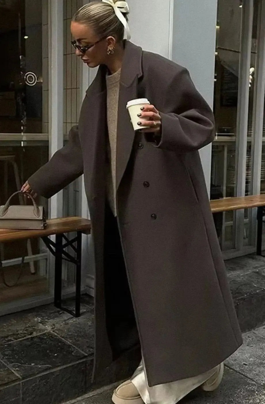 Damski brązowy oversize'owy długi płaszcz dwurzędowy