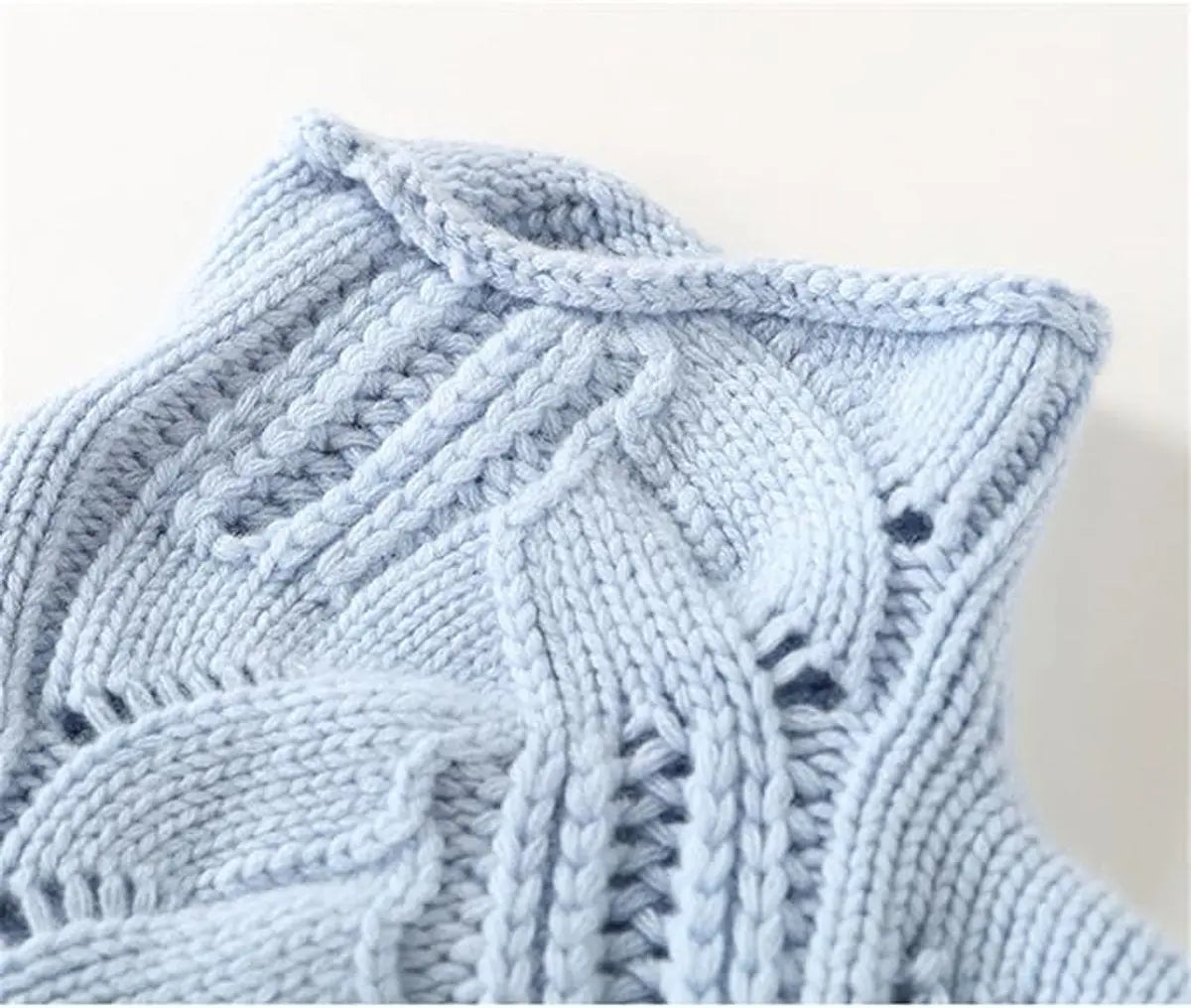 Damski luźny sweter z dzianiny w warkoczowy splot, z golfem