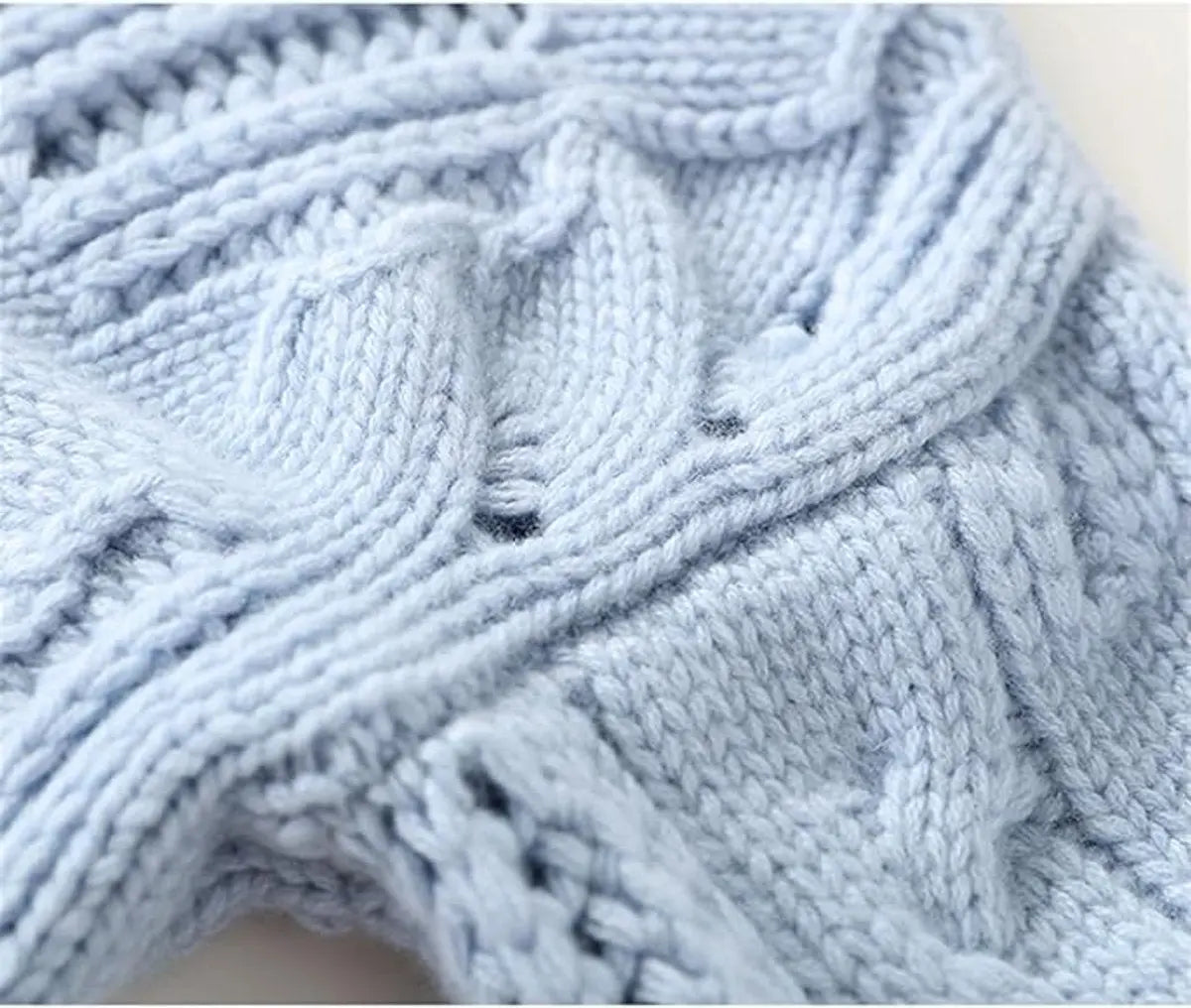 Damski luźny sweter z dzianiny w warkoczowy splot, z golfem