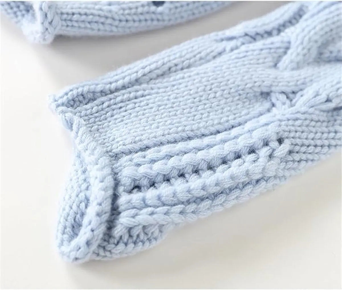 Damski luźny sweter z dzianiny w warkoczowy splot, z golfem