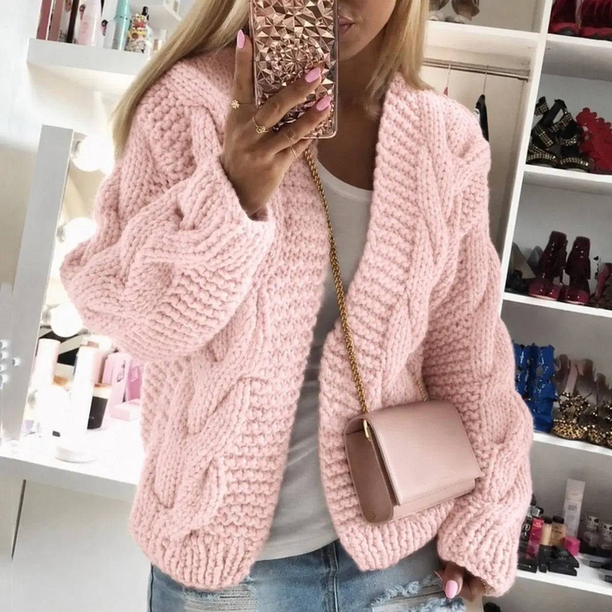 Damski oversize’owy kardigan z grubej dzianiny w warkocze, bez zapięcia