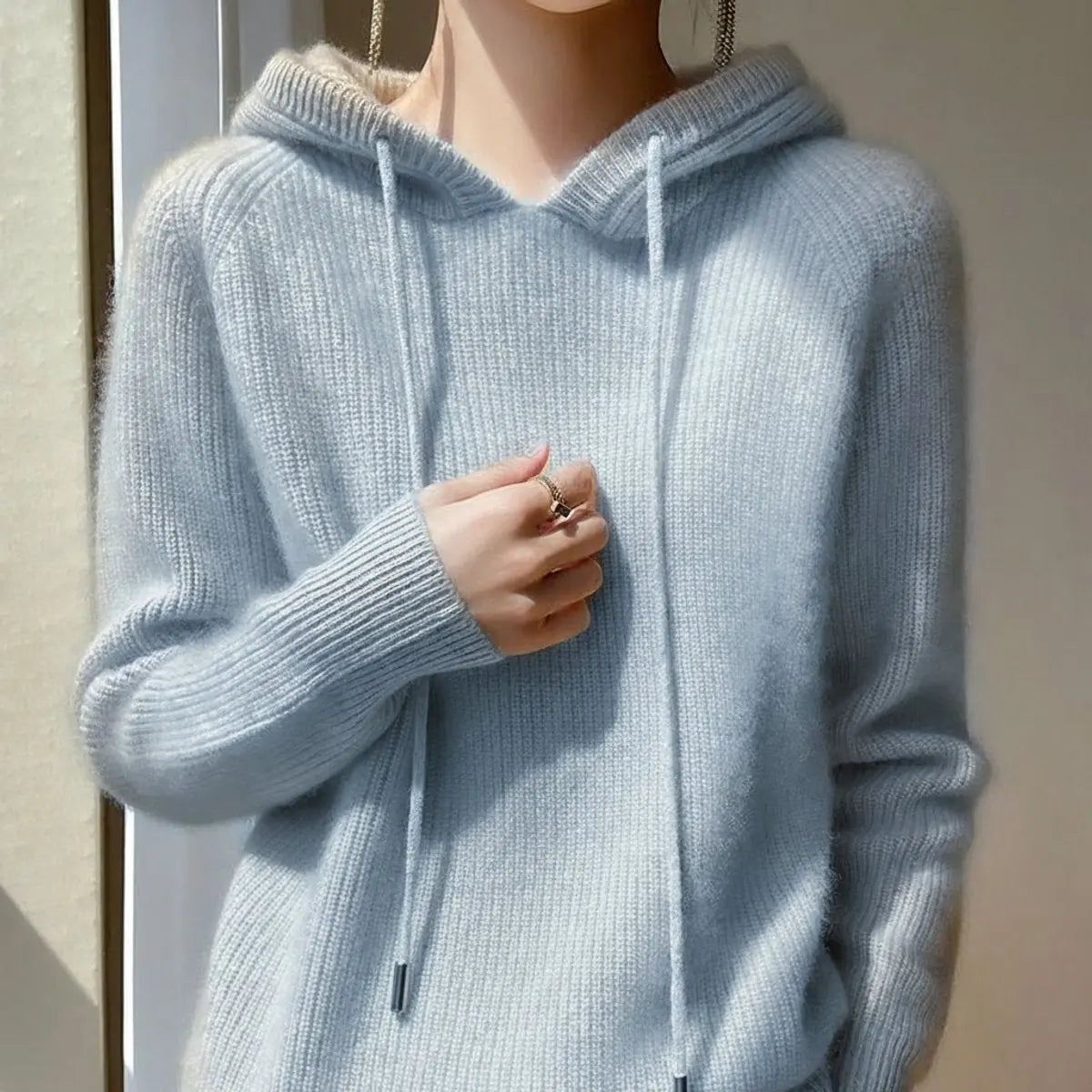Damski sweter z dzianiny z domieszką kaszmiru i wełny z norek, z kapturem i sznurkiem