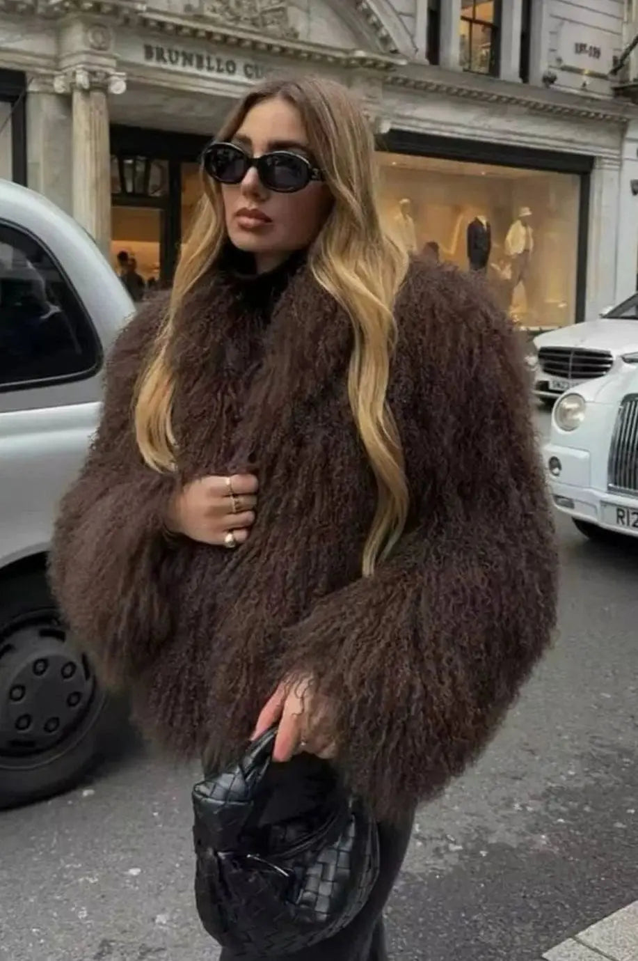 Damski krótki elegancki płaszcz z puszystego sztucznego futra