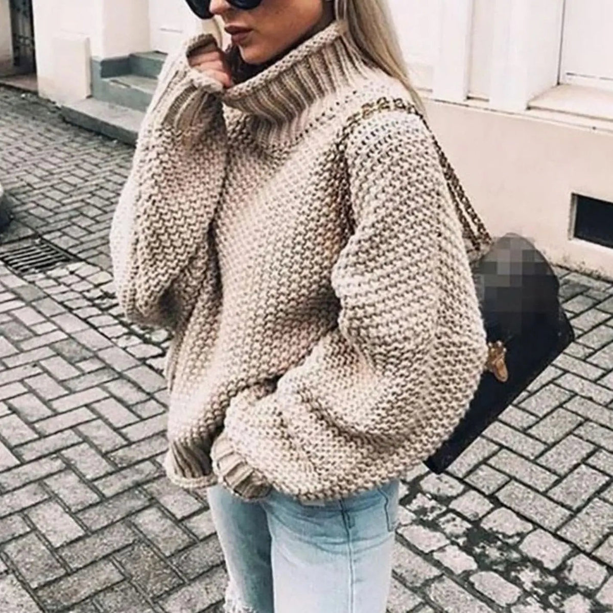 Damski obszerny sweter z grubej dzianiny z golfem