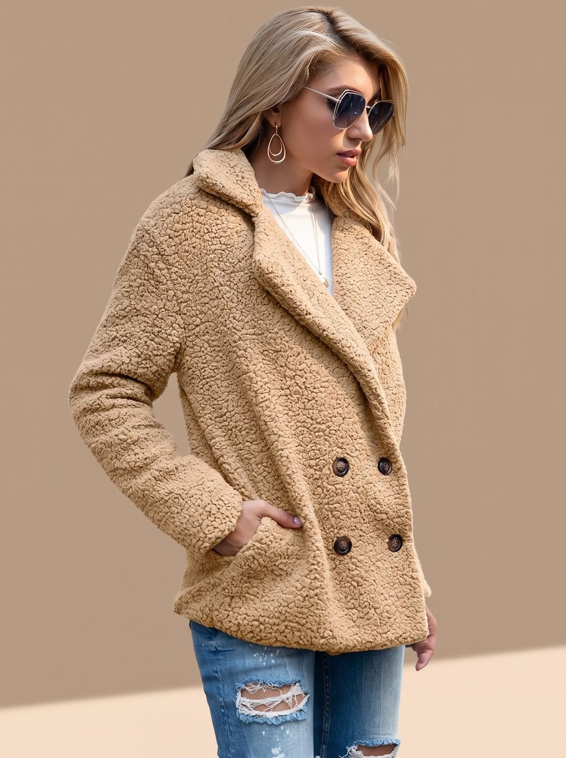 Sienna | Damski dwurzędowy płaszcz teddy ze sztucznego futra z klapami z wyłogami