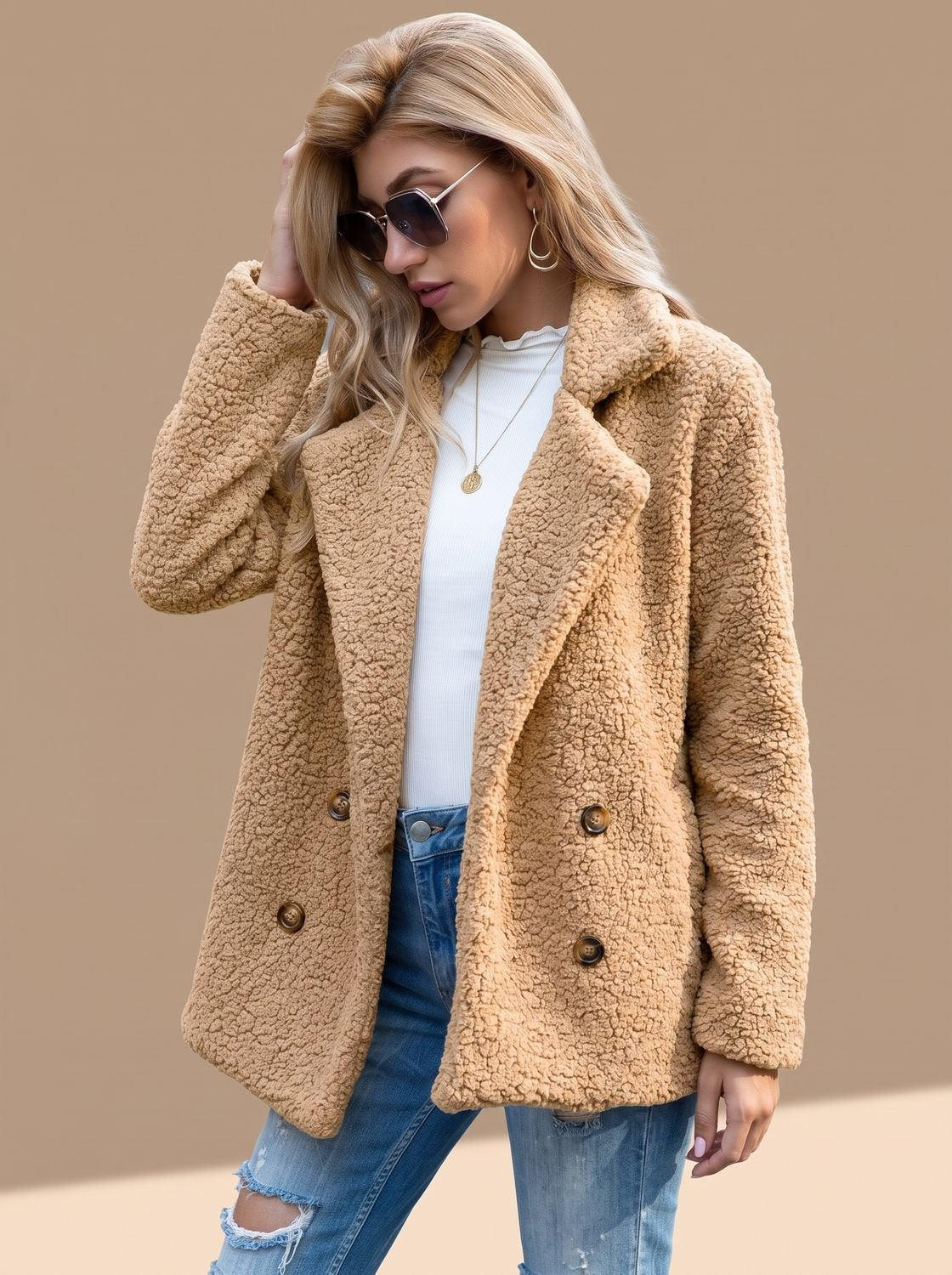 Sienna | Damski dwurzędowy płaszcz teddy ze sztucznego futra z klapami z wyłogami
