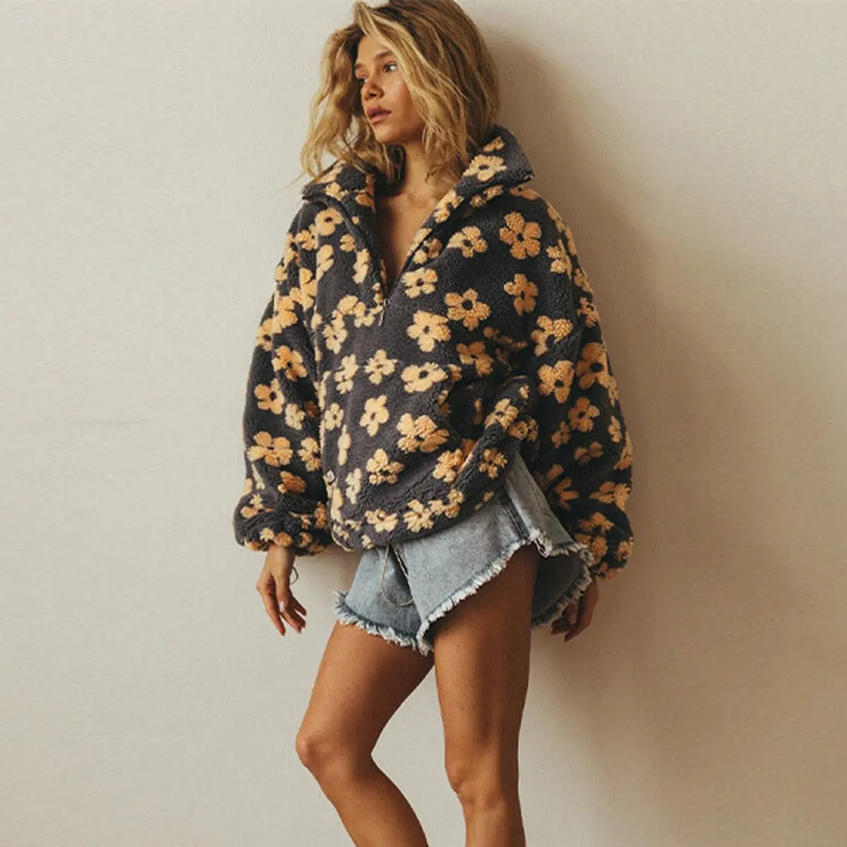 Damski oversize'owy sweter z kwiatowym wzorem z polaru sherpa, zapinany do połowy na zamek