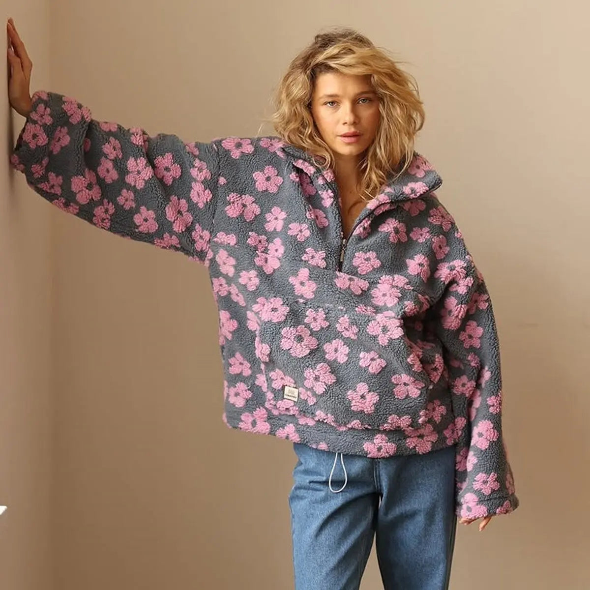Damski oversize'owy sweter z kwiatowym wzorem z polaru sherpa, zapinany do połowy na zamek