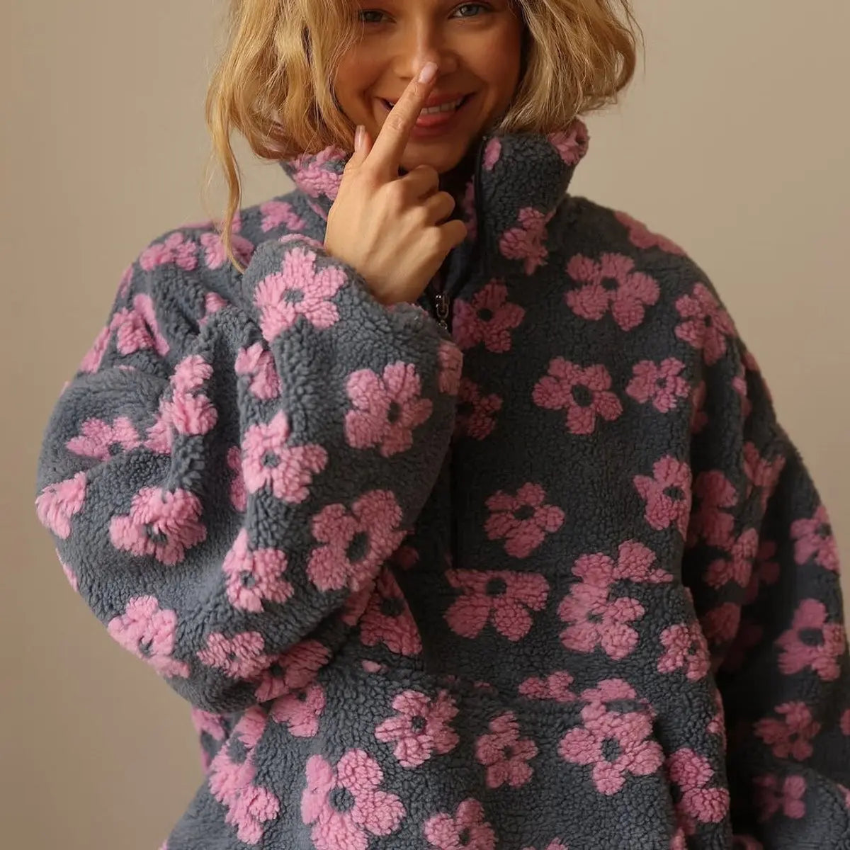 Damski oversize'owy sweter z kwiatowym wzorem z polaru sherpa, zapinany do połowy na zamek