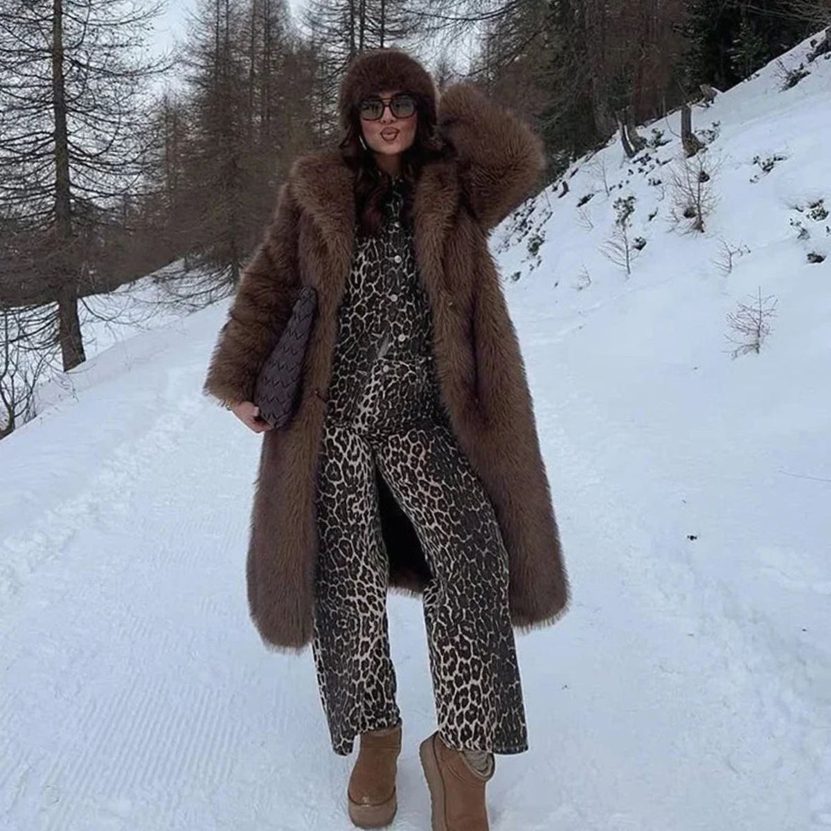 Damski oversize'owy płaszcz zimowy ze sztucznego futra o pełnej długości