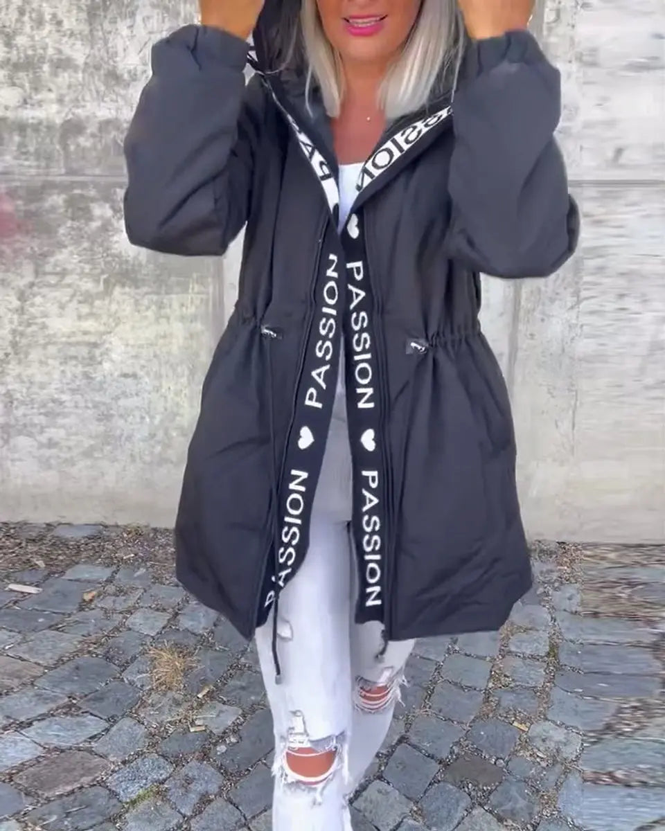 Damski płaszcz midi z kapturem i troczkami, o swobodnym kroju