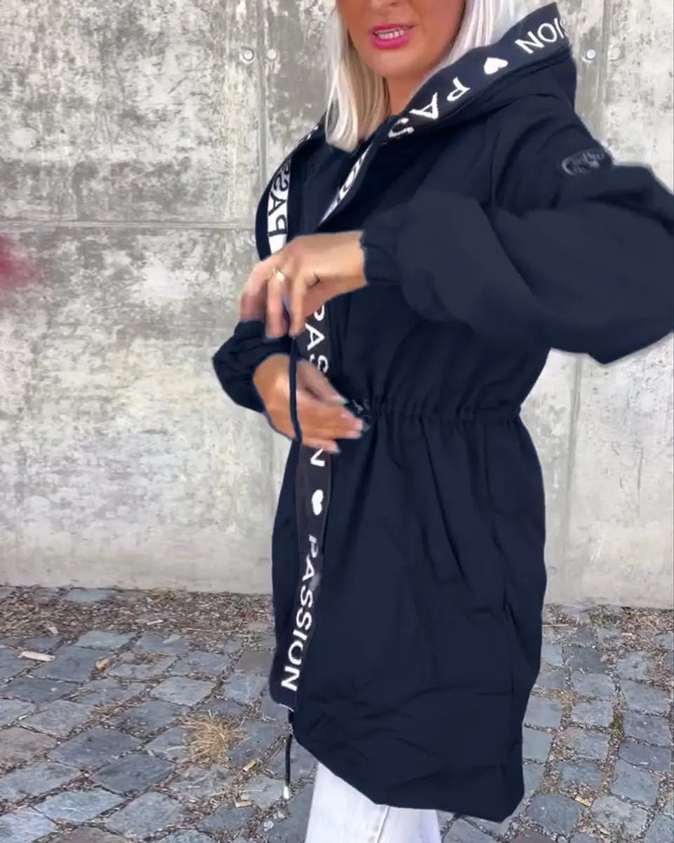 Damski płaszcz midi z kapturem i troczkami, o swobodnym kroju