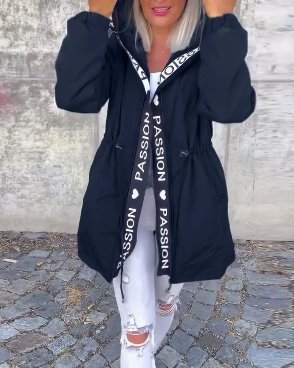 Damski płaszcz midi z kapturem i troczkami, o swobodnym kroju