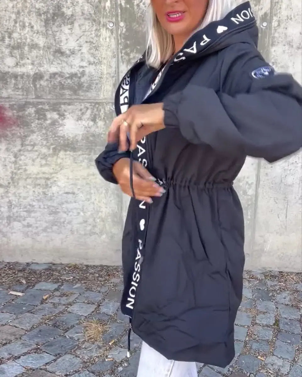 Damski płaszcz midi z kapturem i troczkami, o swobodnym kroju