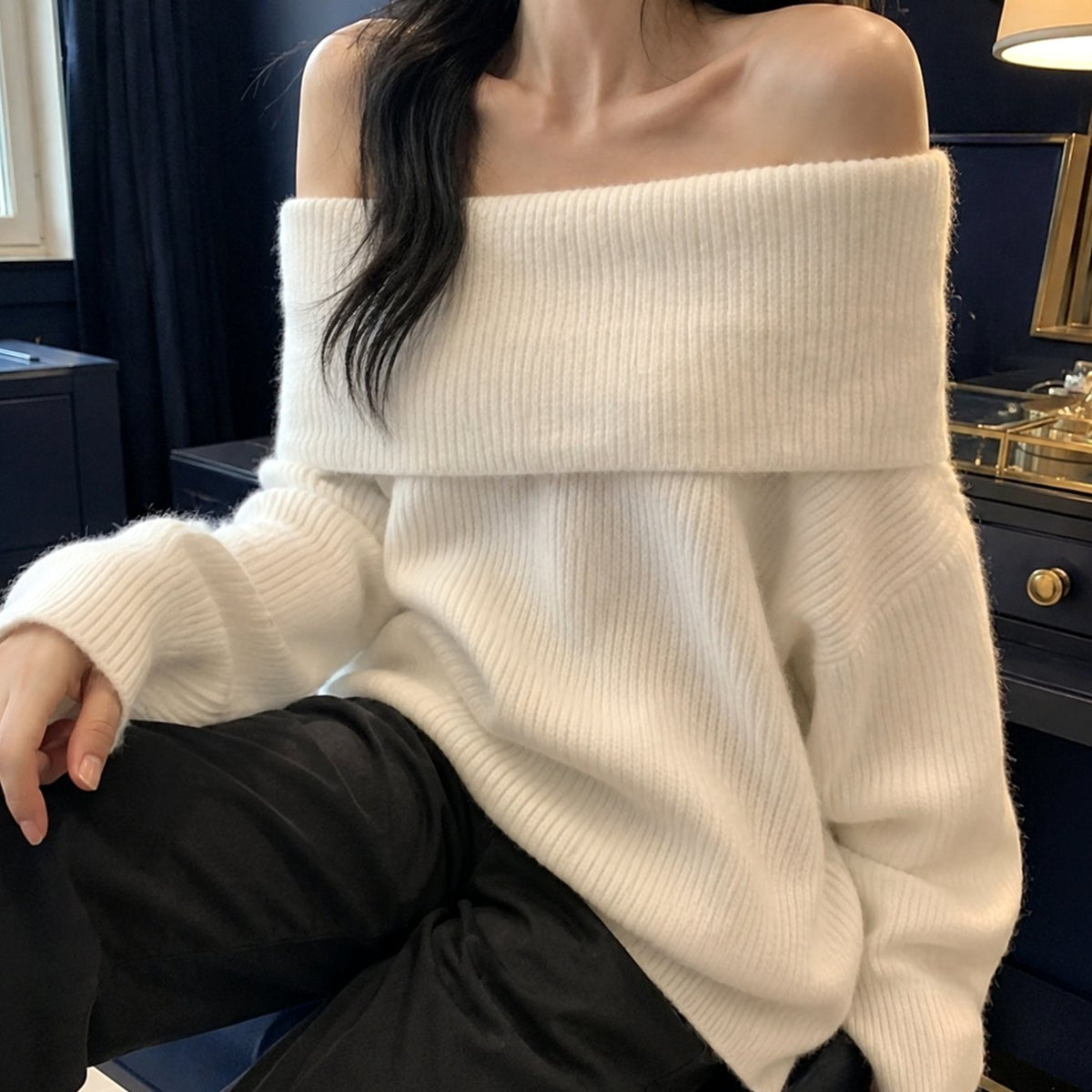 Damski oversize'owy dzianinowy sweter z odkrytymi ramionami i wywijanym kołnierzem