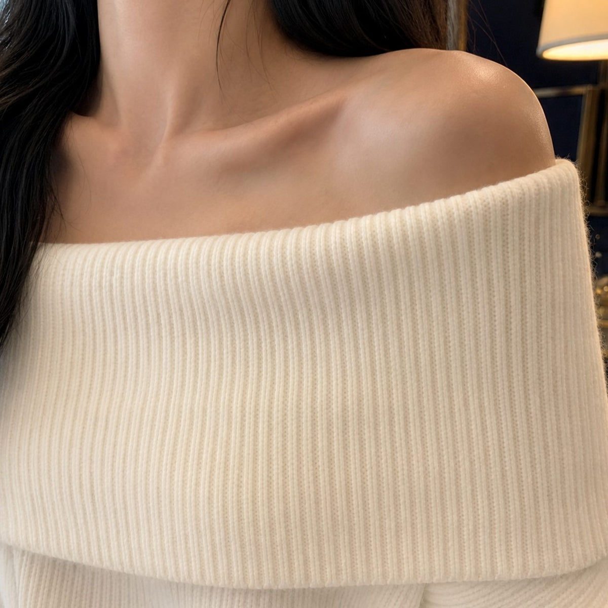 Damski oversize'owy dzianinowy sweter z odkrytymi ramionami i wywijanym kołnierzem
