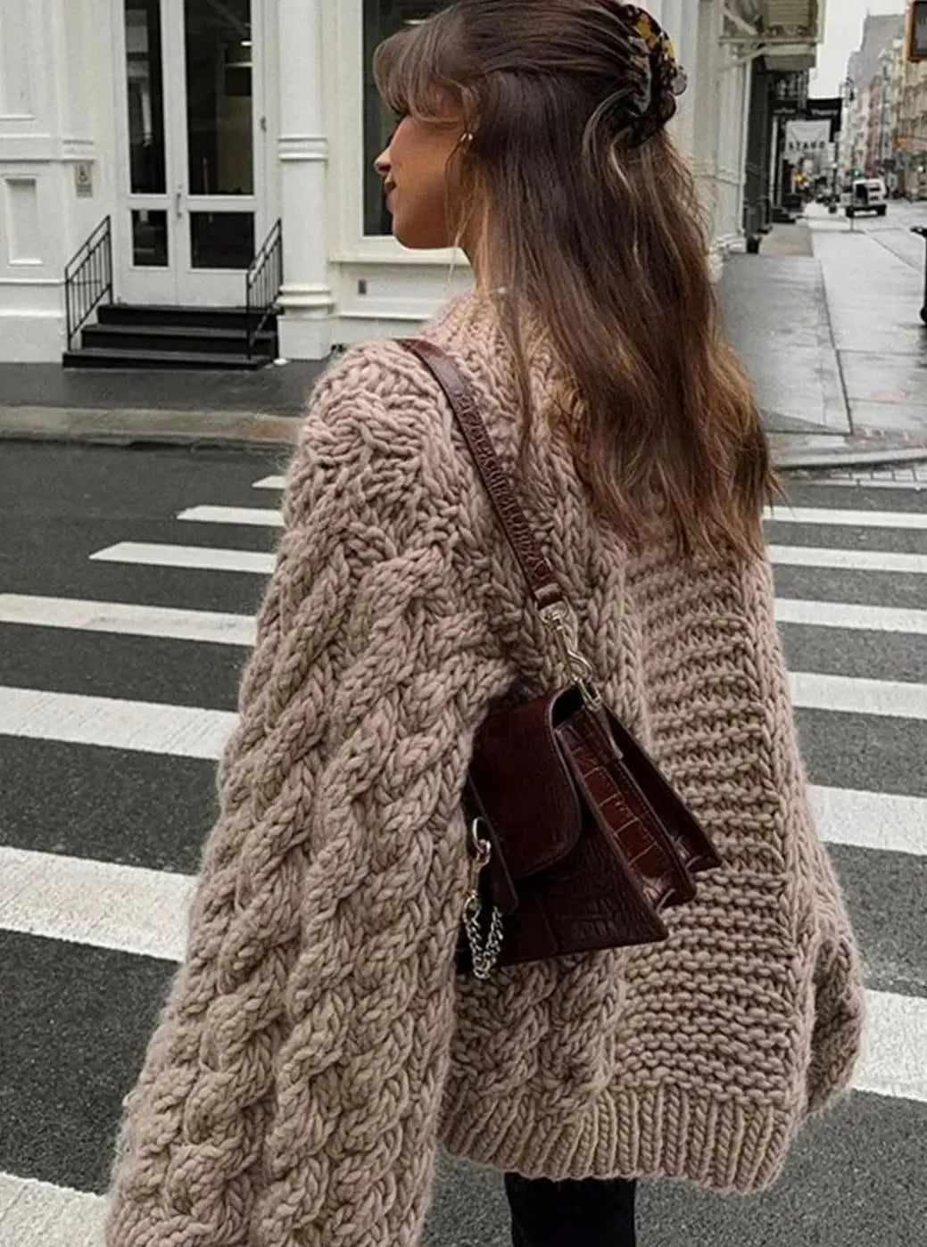 Damski oversize’owy sweter z grubej dzianiny w warkoczowy splot, z obniżoną linią ramion