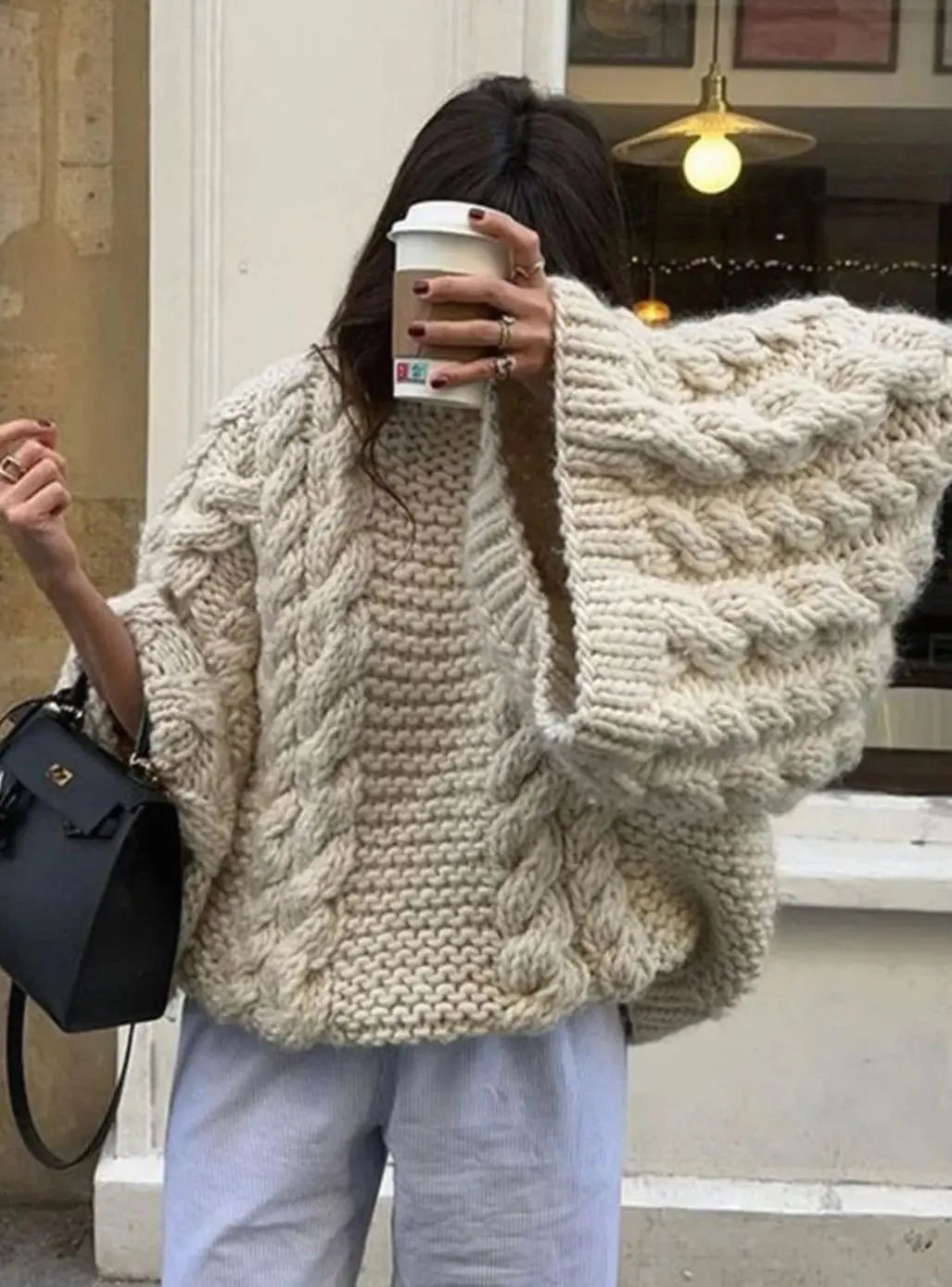 Damski oversize’owy sweter z grubej dzianiny w warkoczowy splot, z obniżoną linią ramion