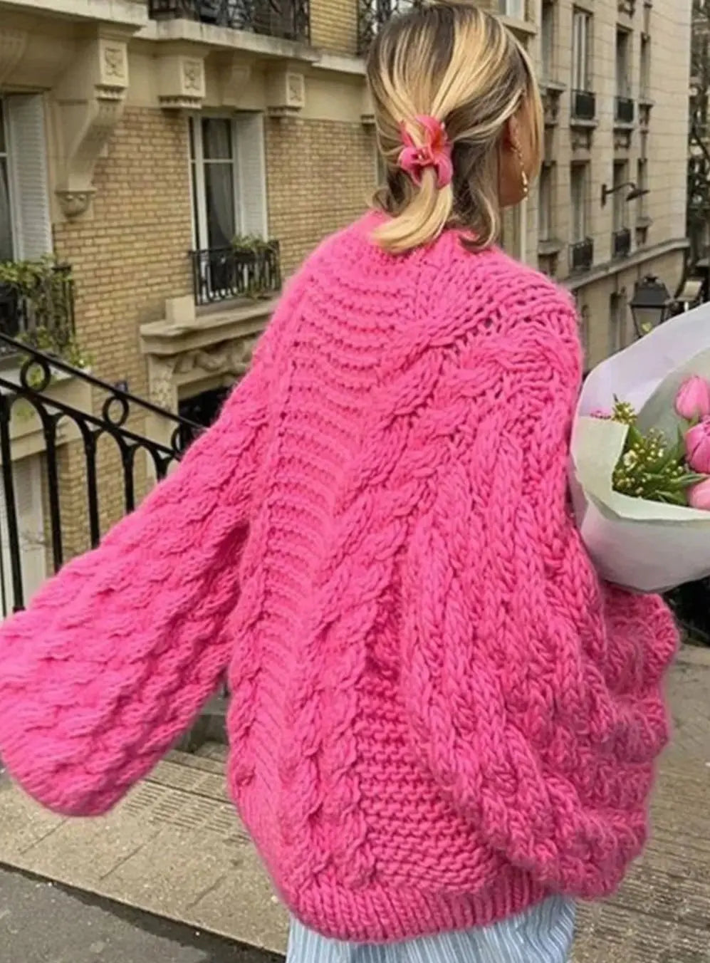 Damski oversize’owy sweter z grubej dzianiny w warkoczowy splot, z obniżoną linią ramion