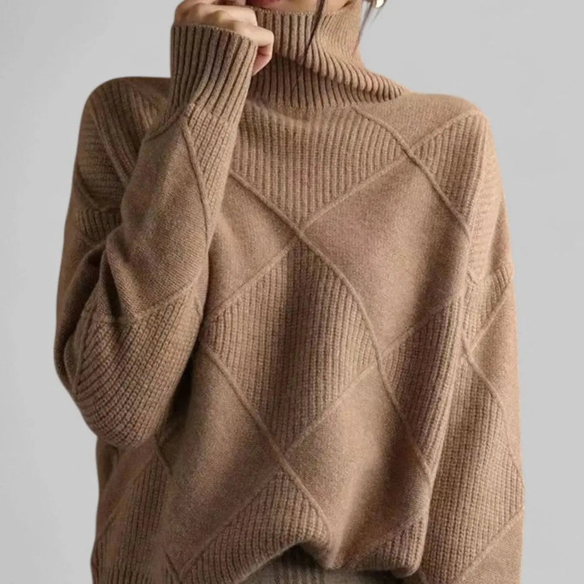 Damski oversize’owy sweter z dzianiny diamentowej z golfem