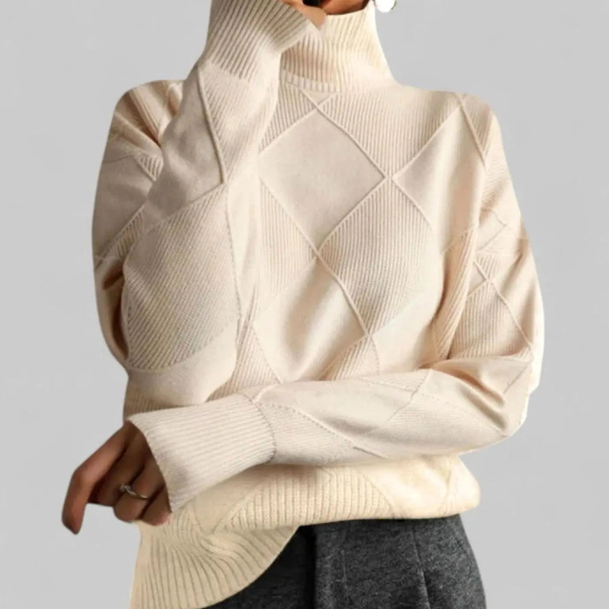 Damski oversize’owy sweter z dzianiny diamentowej z golfem