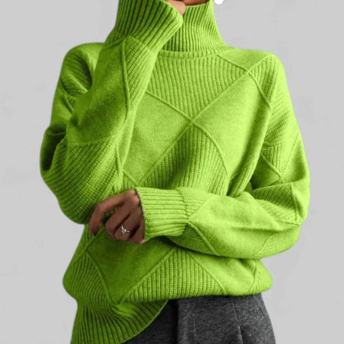 Damski oversize’owy sweter z dzianiny diamentowej z golfem