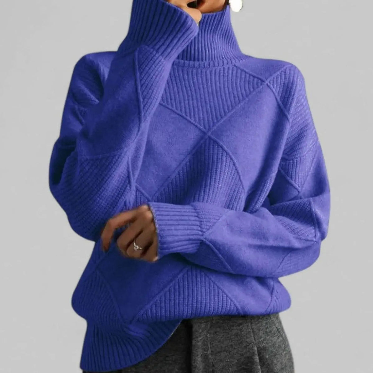 Damski oversize’owy sweter z dzianiny diamentowej z golfem