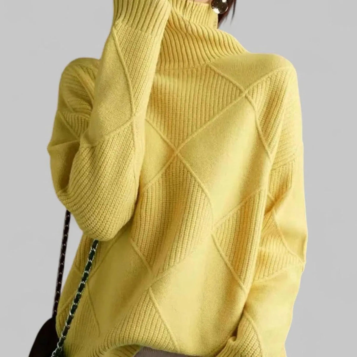 Damski oversize’owy sweter z dzianiny diamentowej z golfem