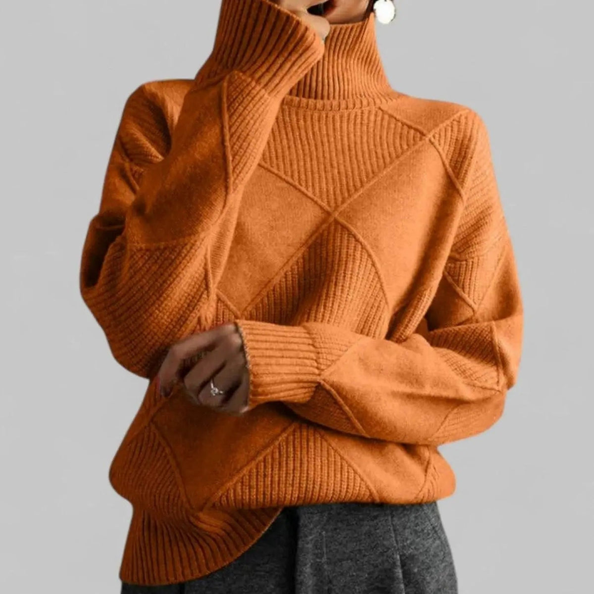 Damski oversize’owy sweter z dzianiny diamentowej z golfem