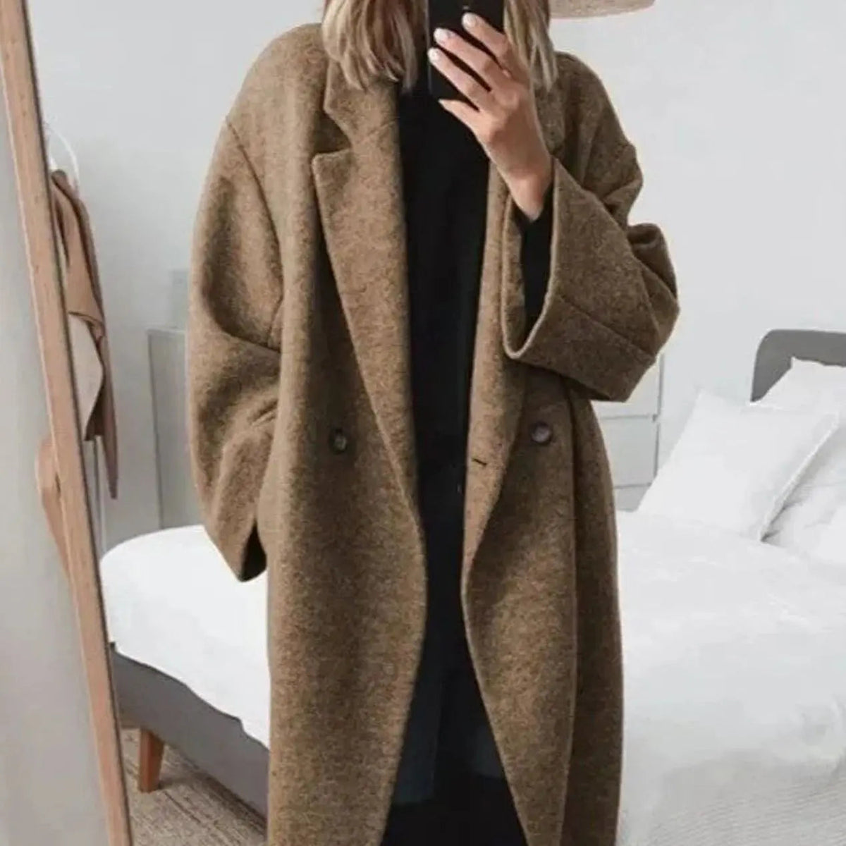 Damski oversize’owy płaszcz dwurzędowy zapinany na guziki
